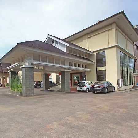 Dangau Hotel Kubu Raya Pontianak Exterior foto